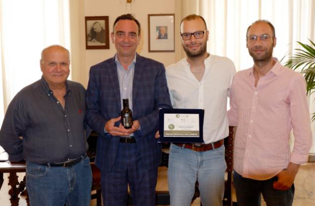 Eccellenze locali. Per il 4° anno consecutivo, imprenditori di Caltagirone premiati per il loro olio di semi di canapa 